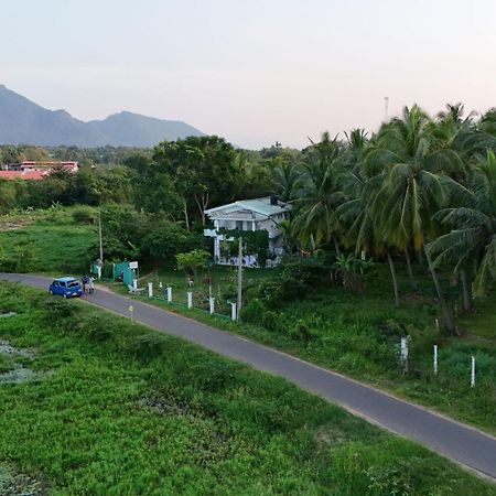 lake Edge Dambulla Bagian luar foto