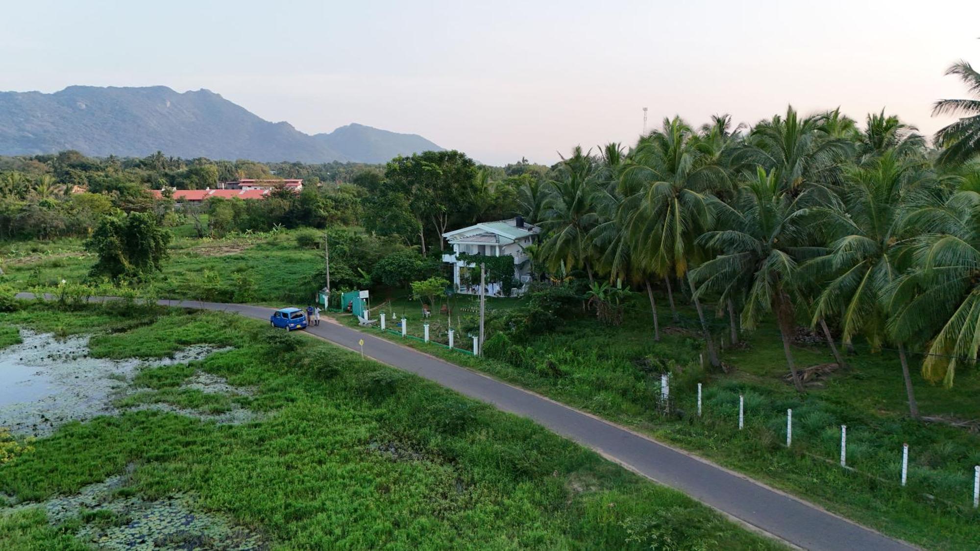 lake Edge Dambulla Bagian luar foto