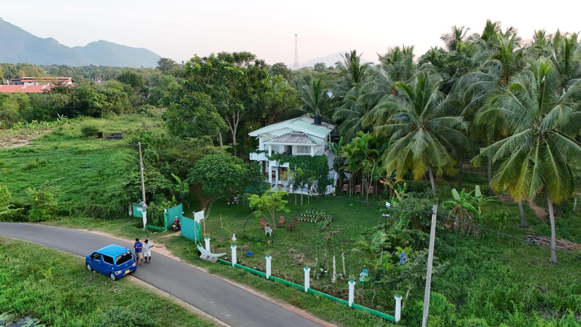lake Edge Dambulla Bagian luar foto